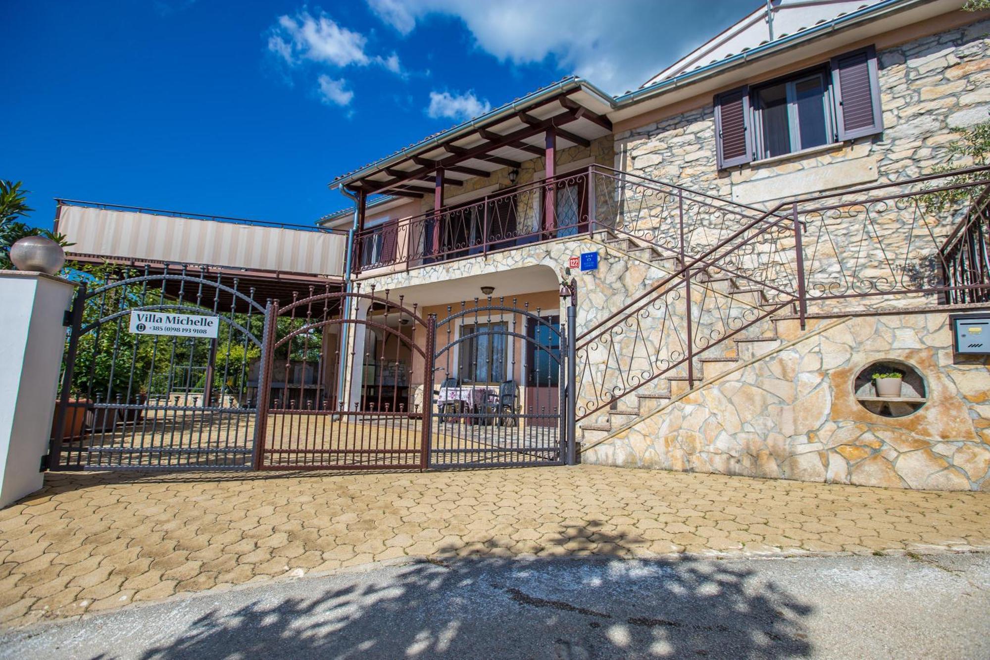 Villa Michelle Karojba Exterior photo