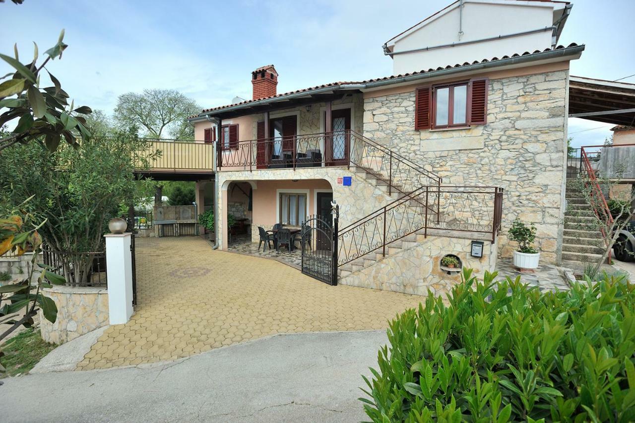 Villa Michelle Karojba Exterior photo