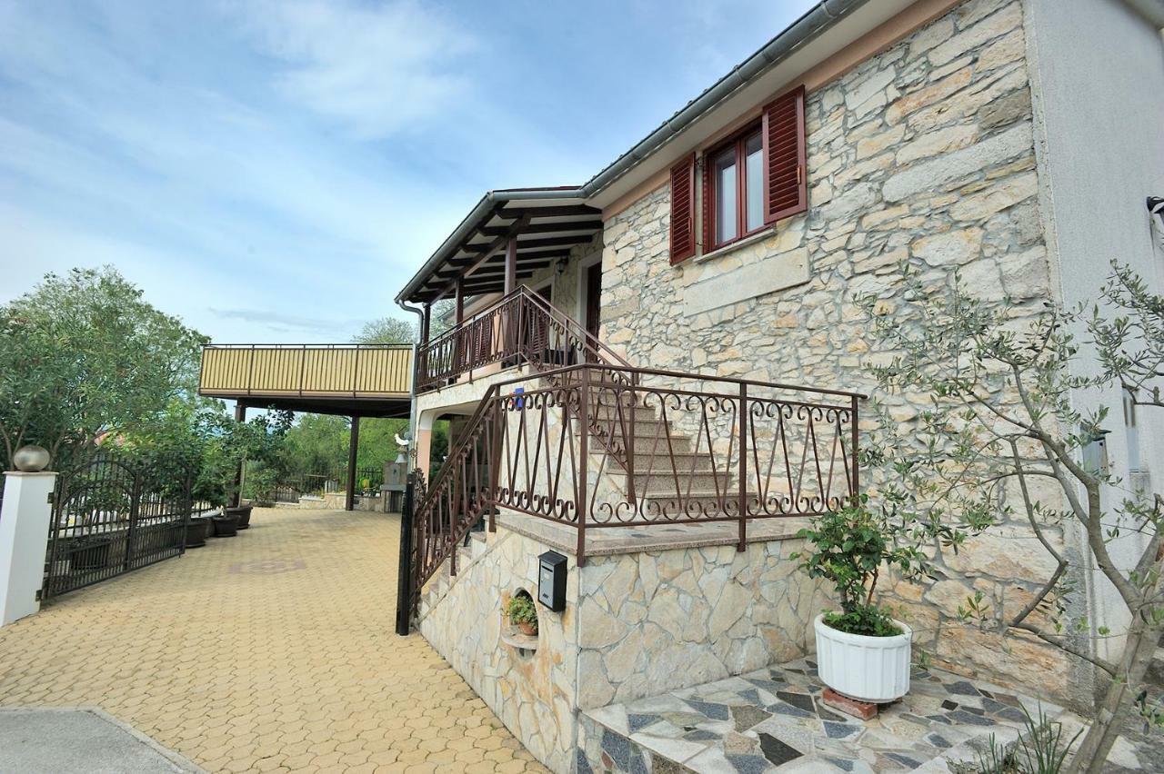 Villa Michelle Karojba Exterior photo