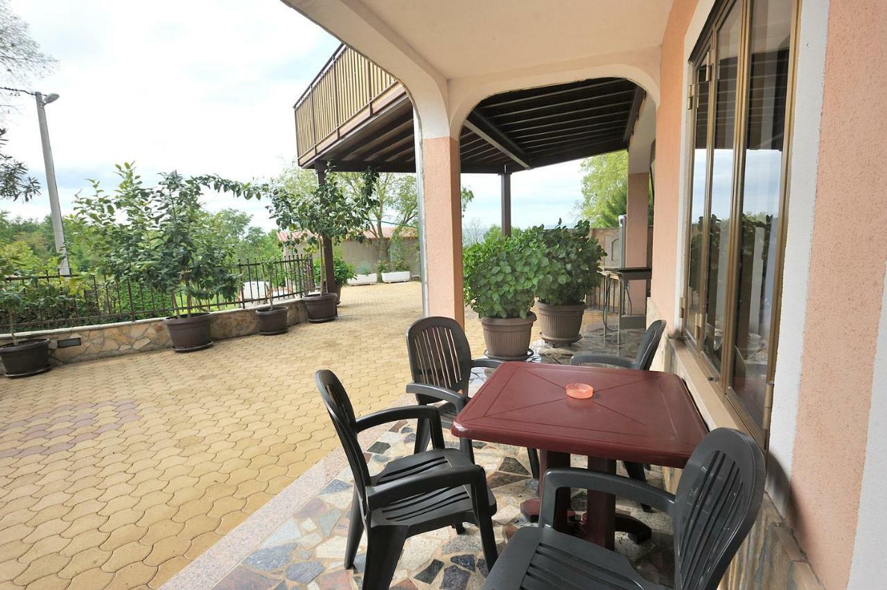 Villa Michelle Karojba Exterior photo