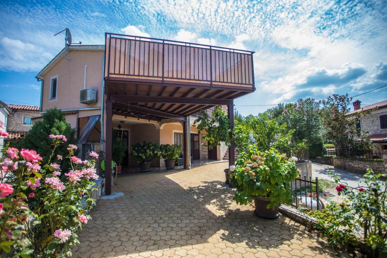 Villa Michelle Karojba Exterior photo
